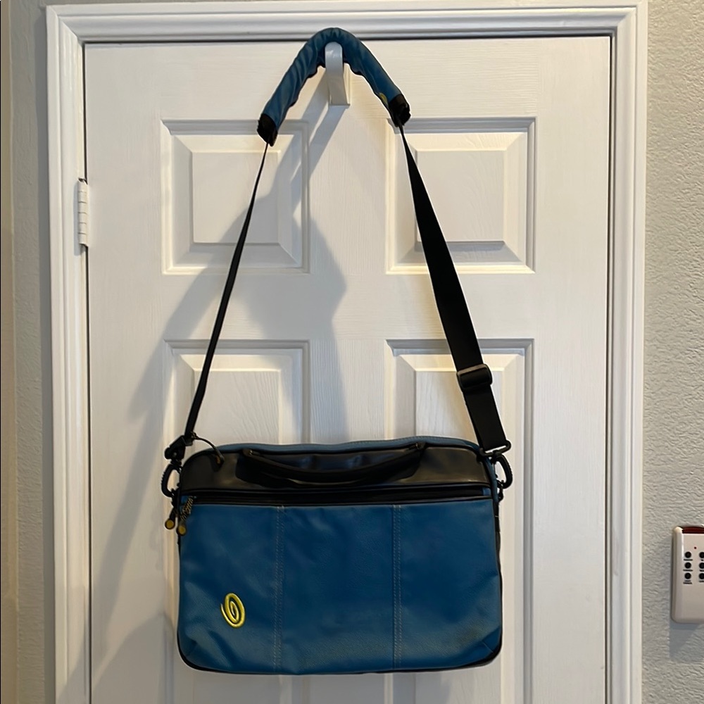 Timbuk2 Messenger Bag with three lined compartments, blue and black exterior
